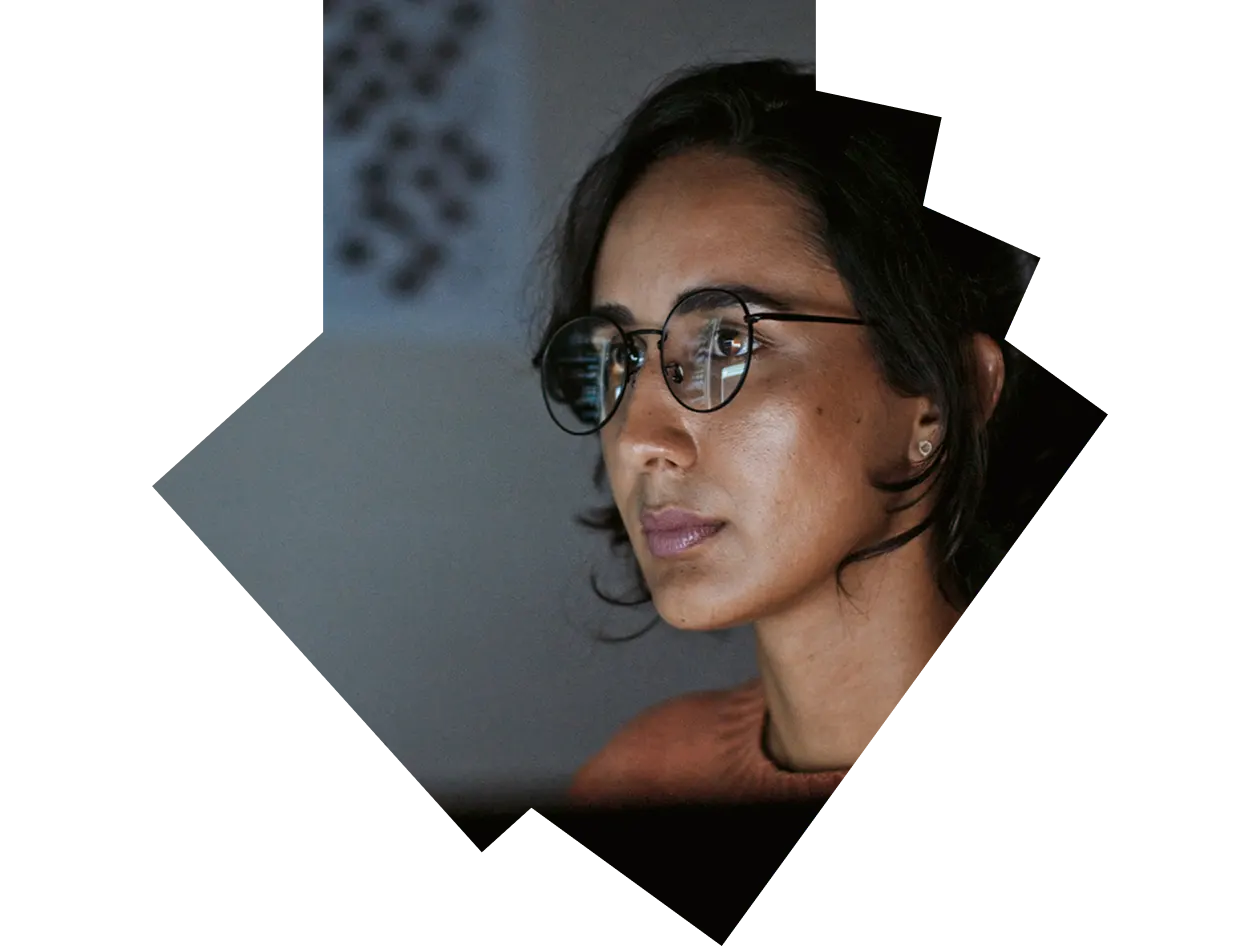 Estudiante de enfermería escribiendo el beneficio de evaluación Hesi