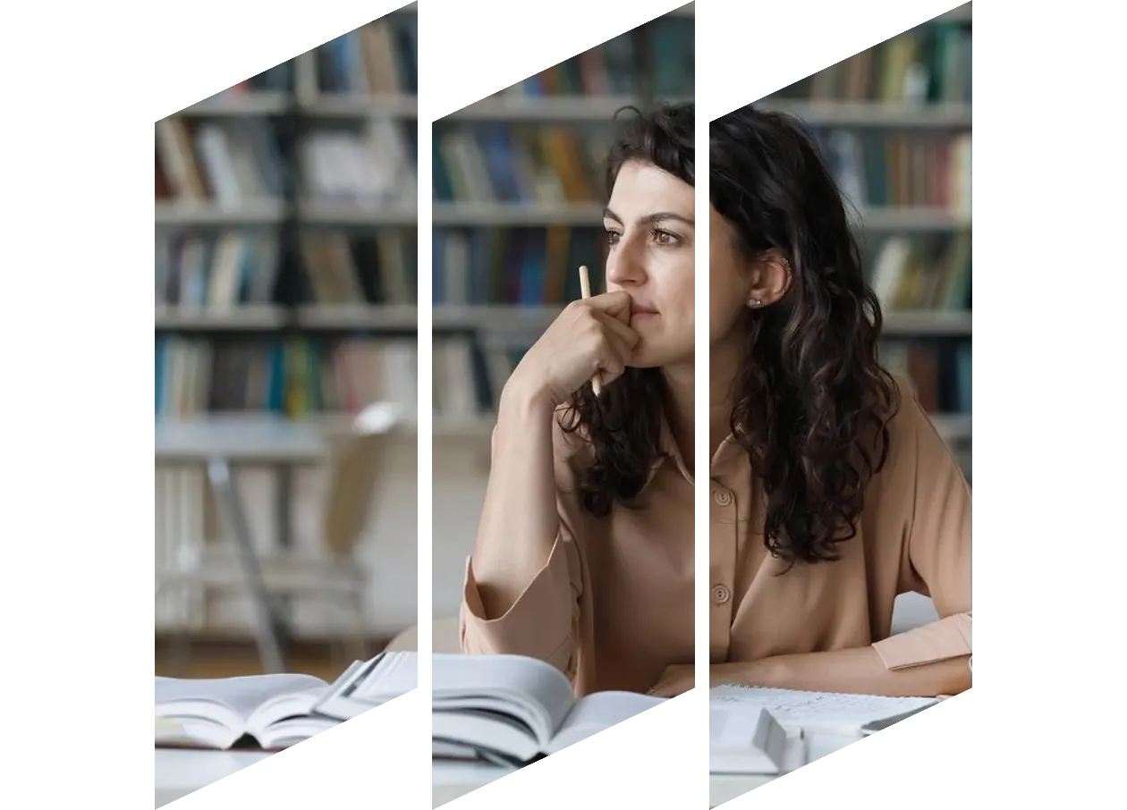 Mujer leyendo un libro en una biblioteca