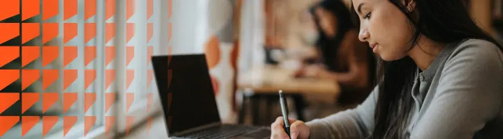 学生在图书馆学习时在纸上书写的侧面视图