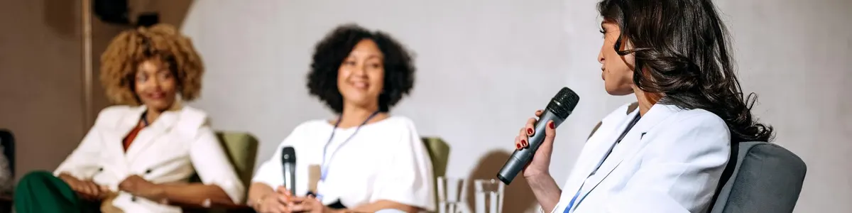 Grupo de empresarias en mesa redonda