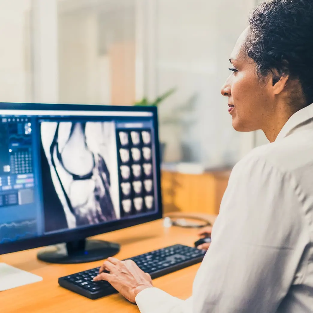 Radiologist-analysing-the-images-from-the-MRI-scan