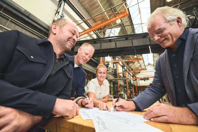 John met collega's