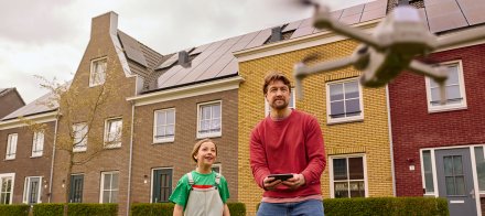 Vader en dochter spelen met drone