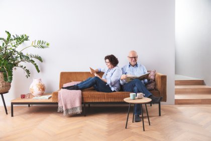 Koppel leest in de woonkamer