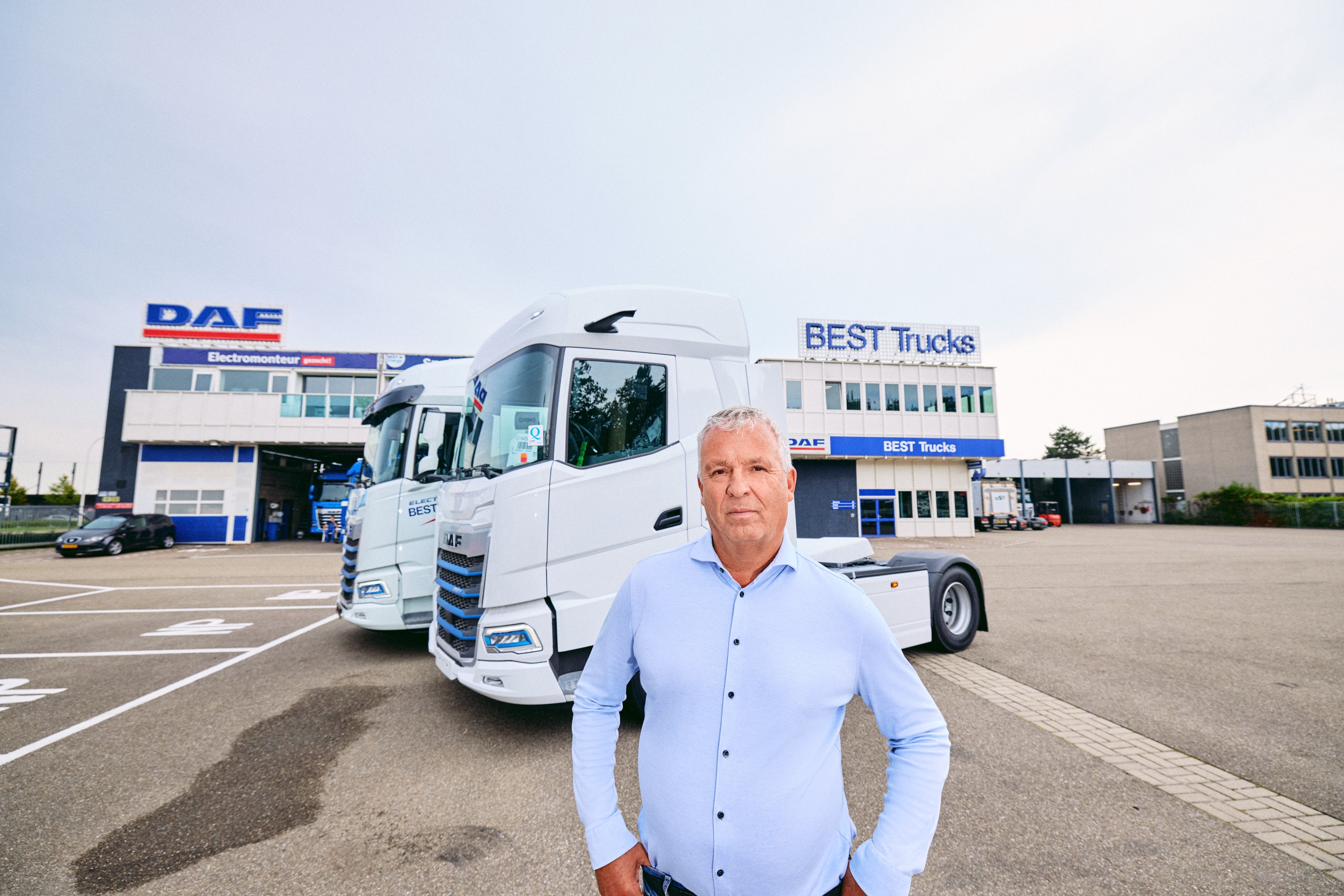Ronald staat bij een truck