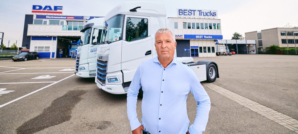 Ronald staat bij een truck