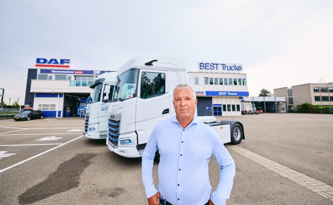 Ronald staat bij een truck