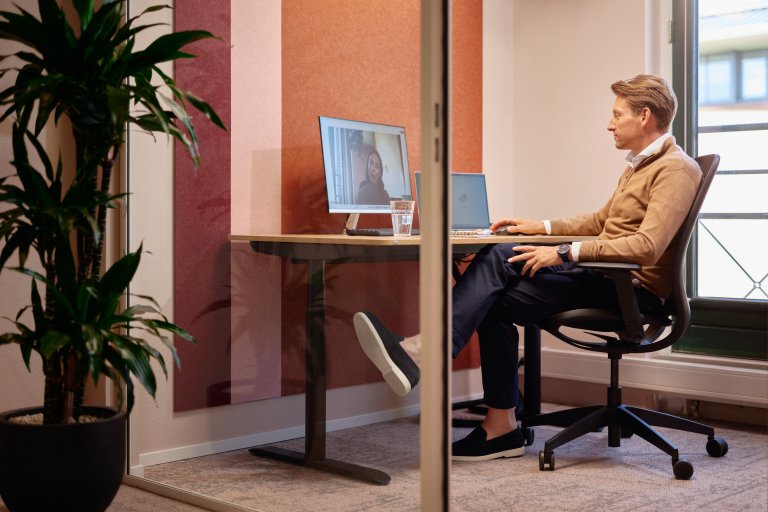 Man zit op stoel en heeft een videocall