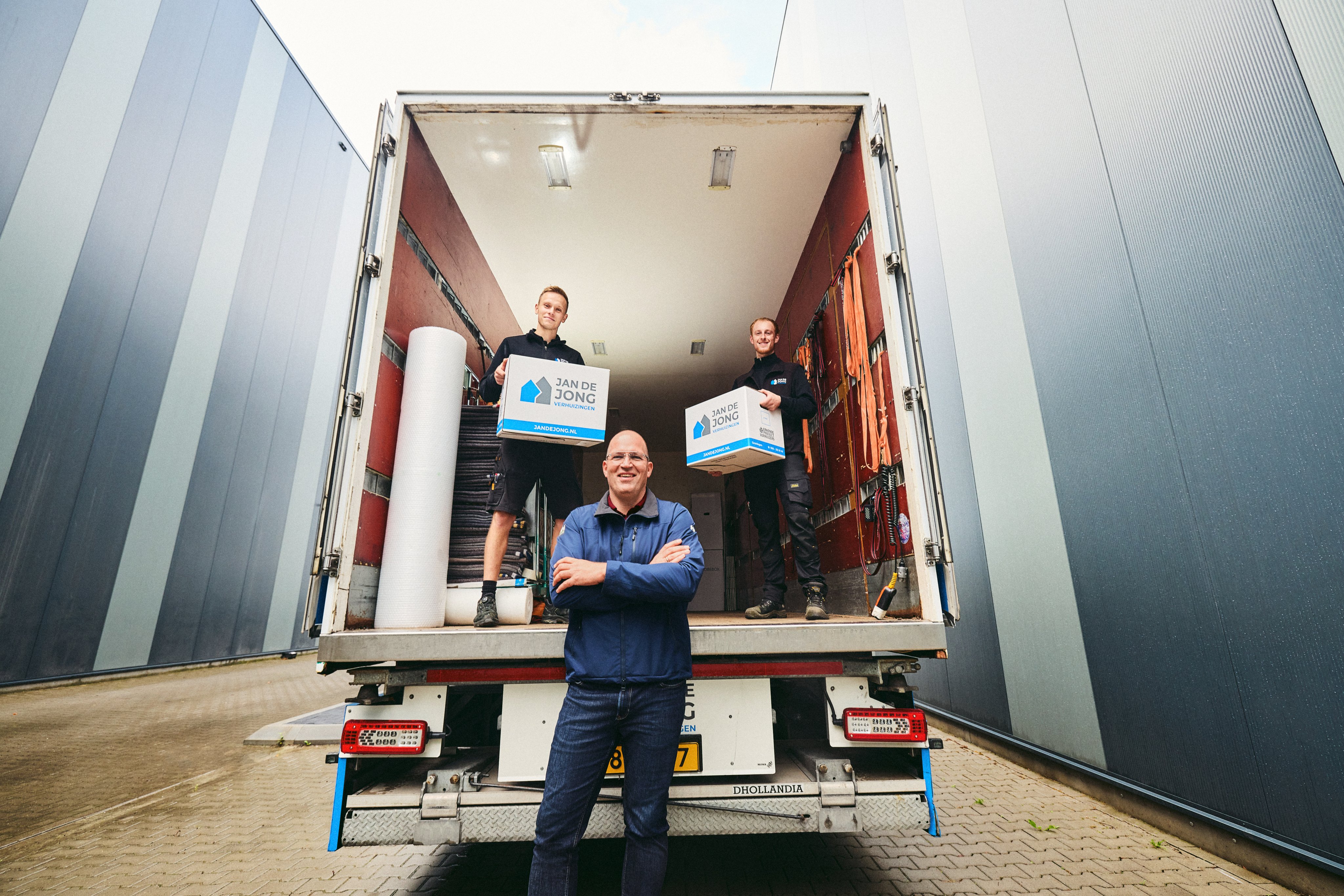 Jan staat bij een verhuiswagen
