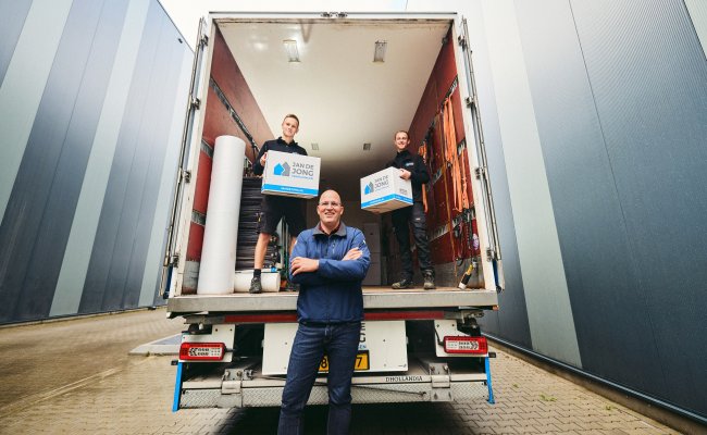 Jan staat bij een verhuiswagen