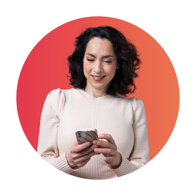 Femme tenant un téléphone dans ses mains