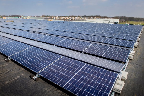 Zonnepanelen op kantoorpand