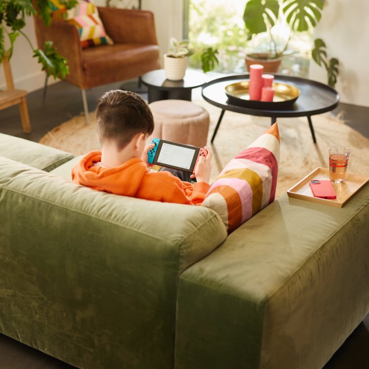 Un enfant joue à un jeu sur un banc