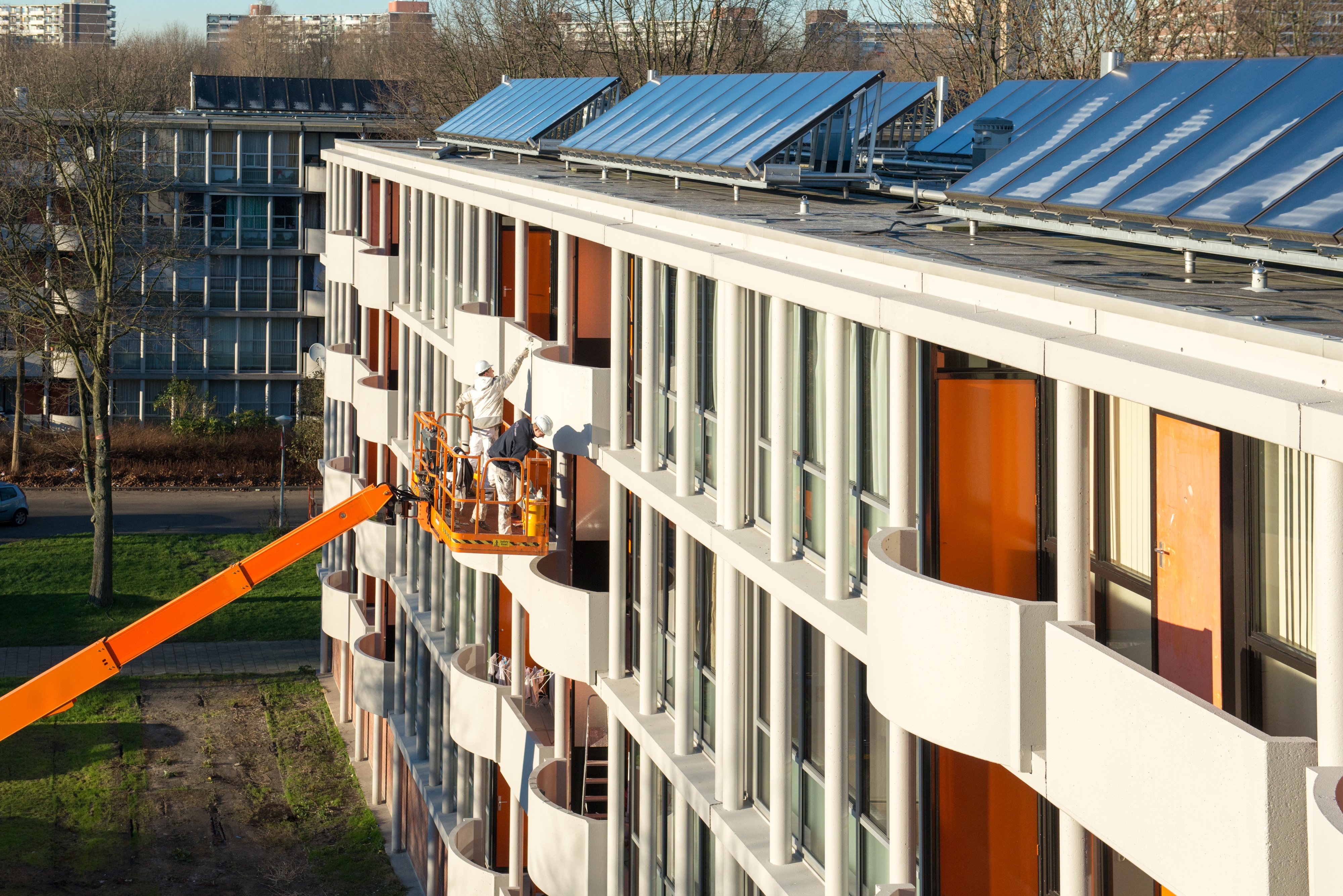 Hoogwerkers verven een balkon