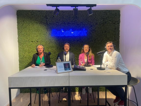 Podcast groep zit aan tafel