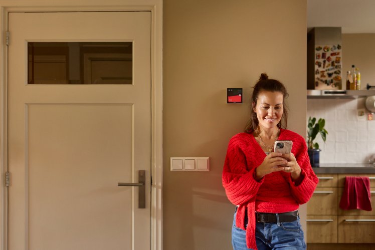 Vrouw kijkt naar mobiel