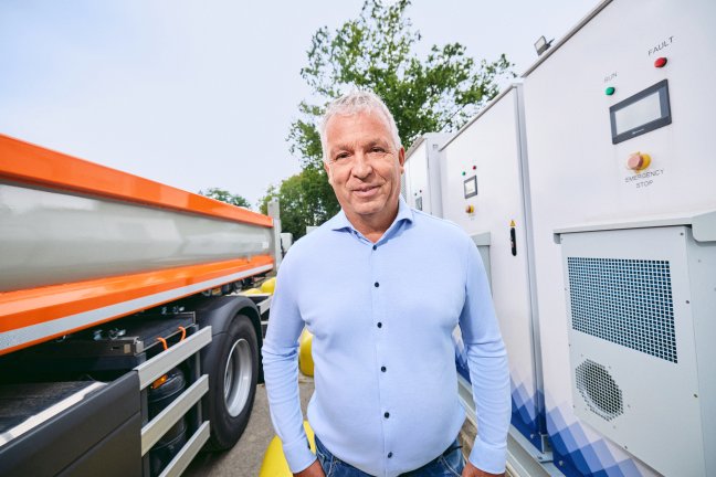 Ronald staat naast truck