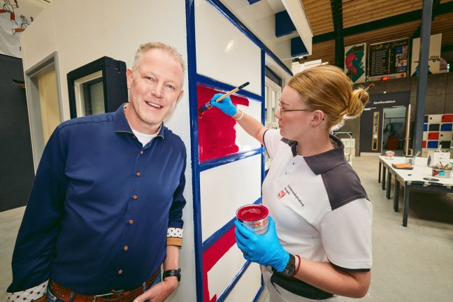 John met student collega’s aan het werk