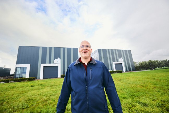 Jan staat voor zijn bedrijfspand