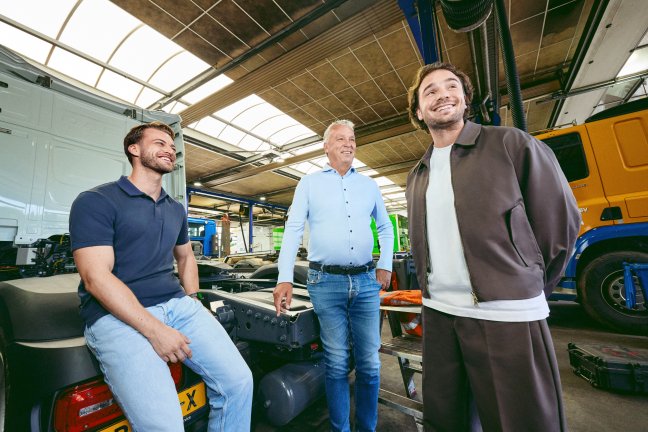 Ronald met collega's in een garage