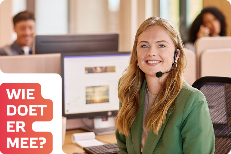 Vrouw zit aan bureau