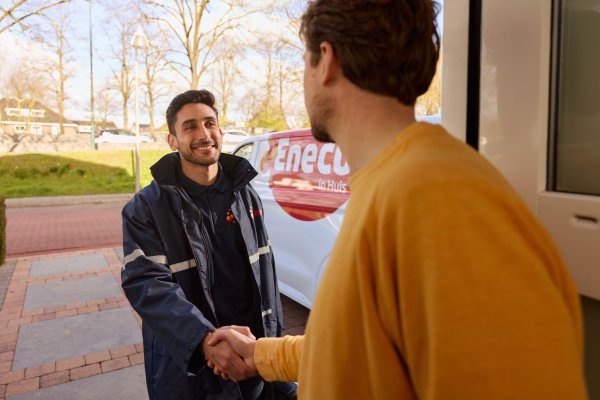 Monteur stapt busje uit