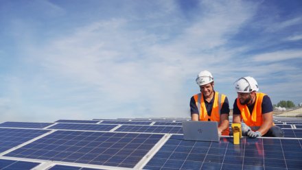 Techniciens spécialisés dans les panneaux solaires