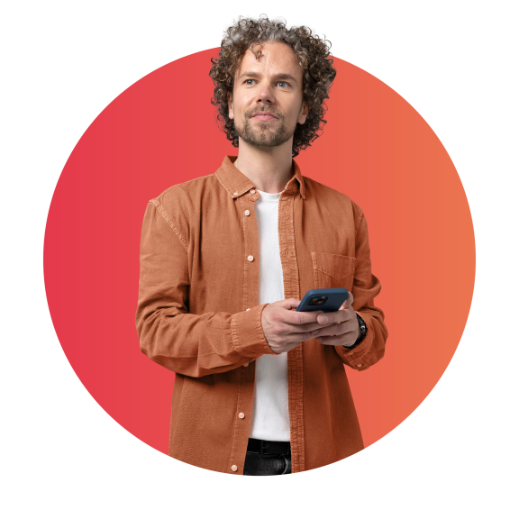Zakenman kijkt in de verte met een telefoon in zijn hand.