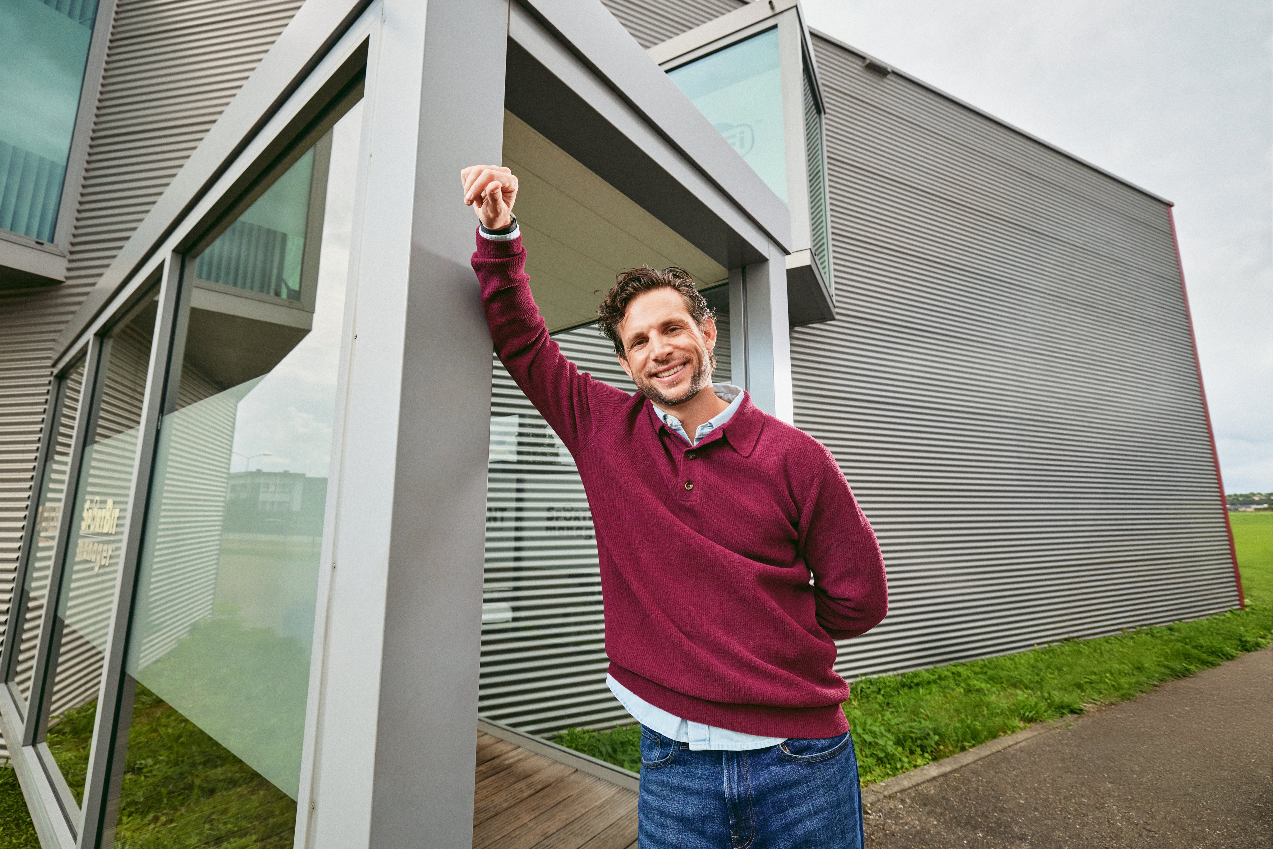 Eigenaar leunt tegen pand