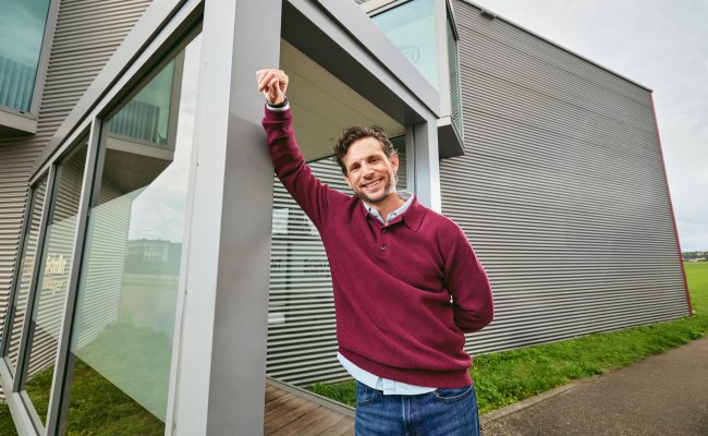Eigenaar leunt tegen pand