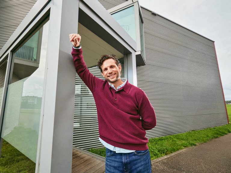 Eigenaar leunt tegen pand