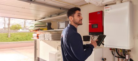 Un technicien se tient près d'une batterie domestique intelligente