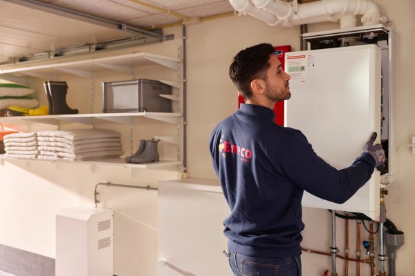 Eneco monteur met klant bij cv-ketel