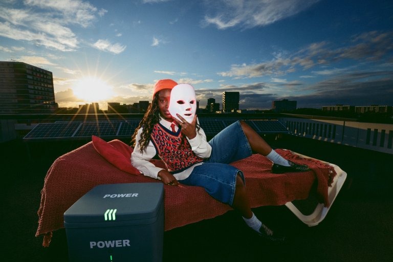 Vrouw bij valavond met een UV-masker en een batterij