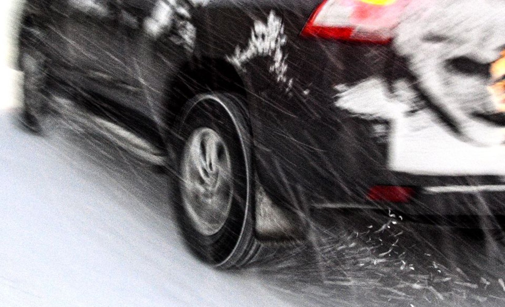 Uklart bilde av bil på vinterføre