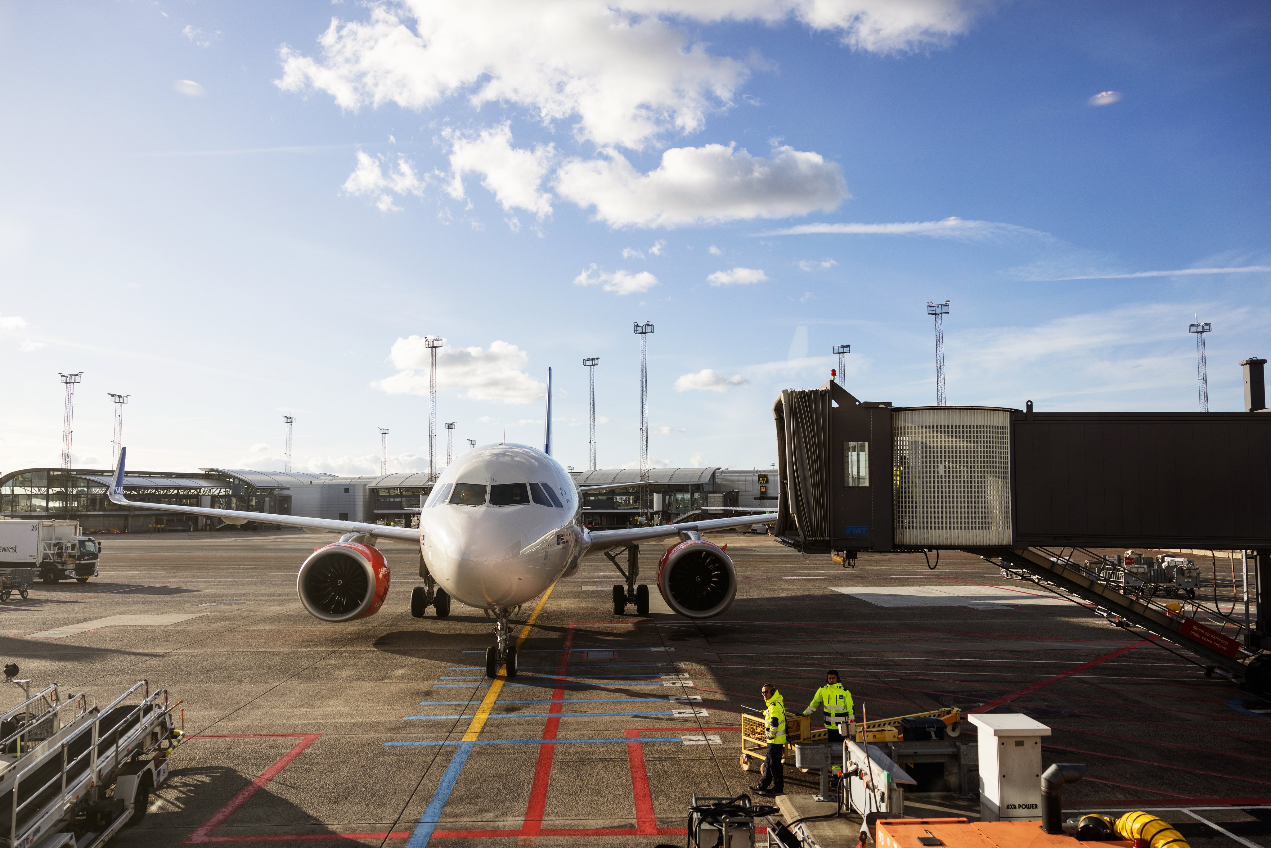 Et fly står parkert på en flyplass