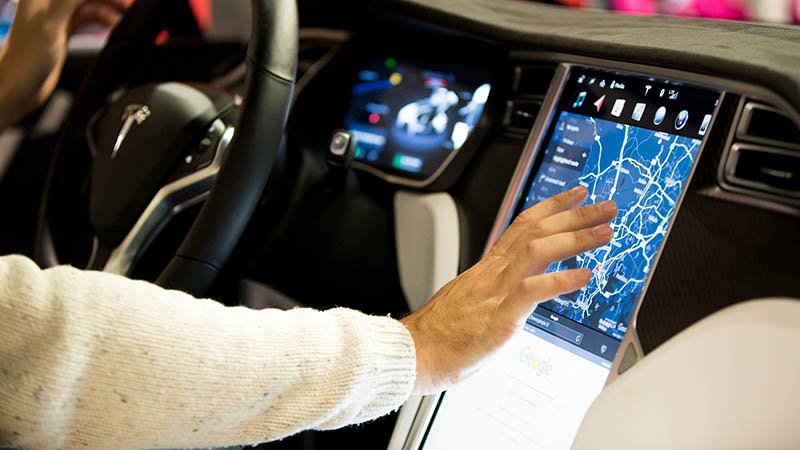 Bruk av interaktiv skjerm i bil.