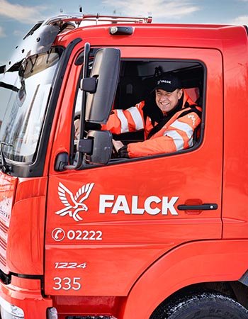 Erik Baumann kjører en Falck-bil.