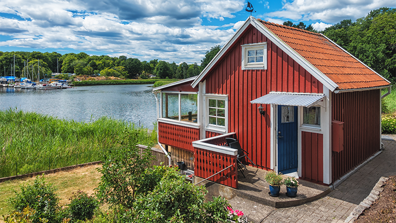 Rød hytte ved vannet