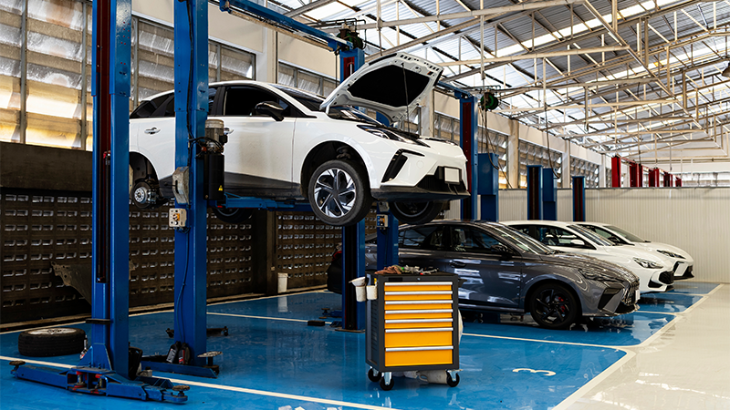 fire elbiler på verksted.