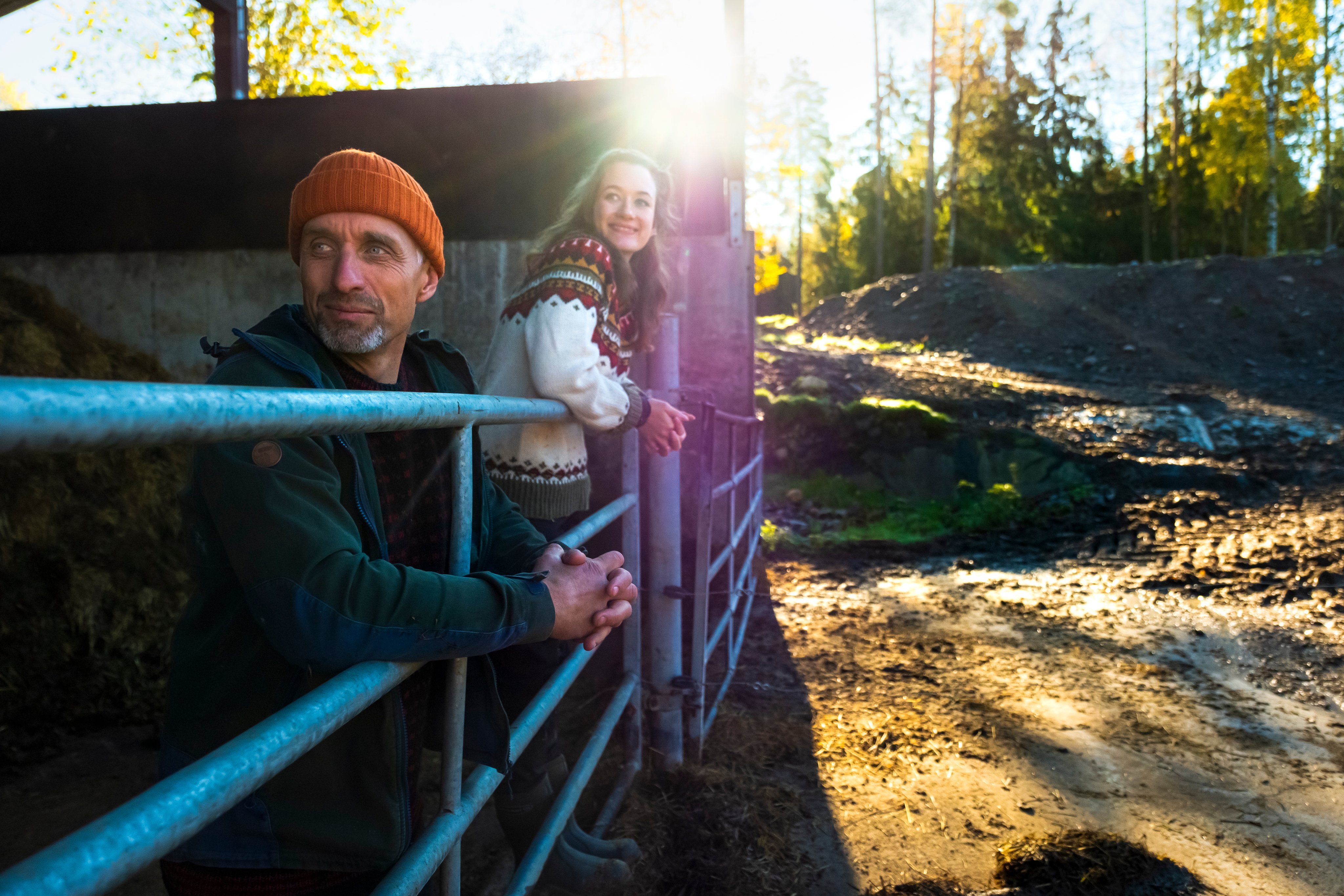 Far og datter som skuer utover gården.