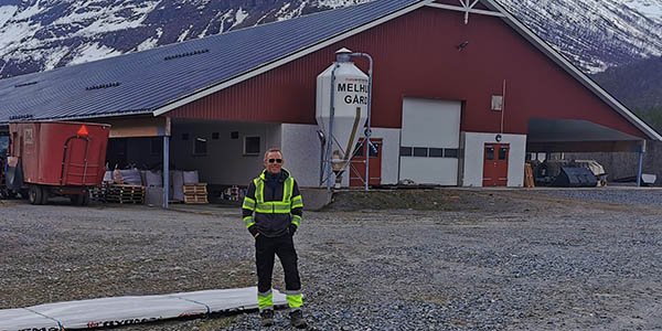 Ole Petter Melhus står foran gården i Sørdalen i Bardu.