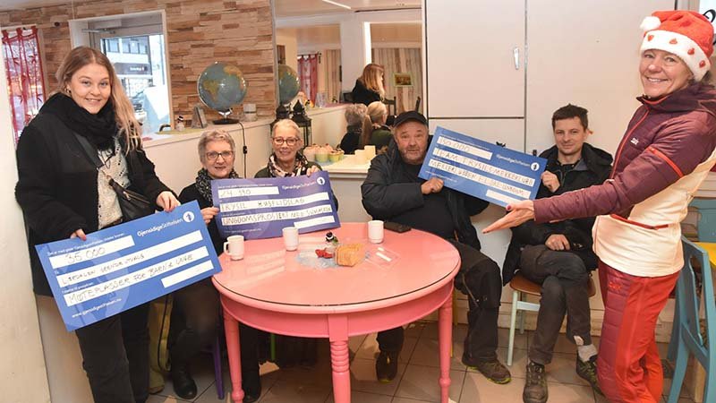 Anita Moen gir bort hundre tusen kroner til representanter for lag og foreninger i Moens hjemfylke Innlandet.