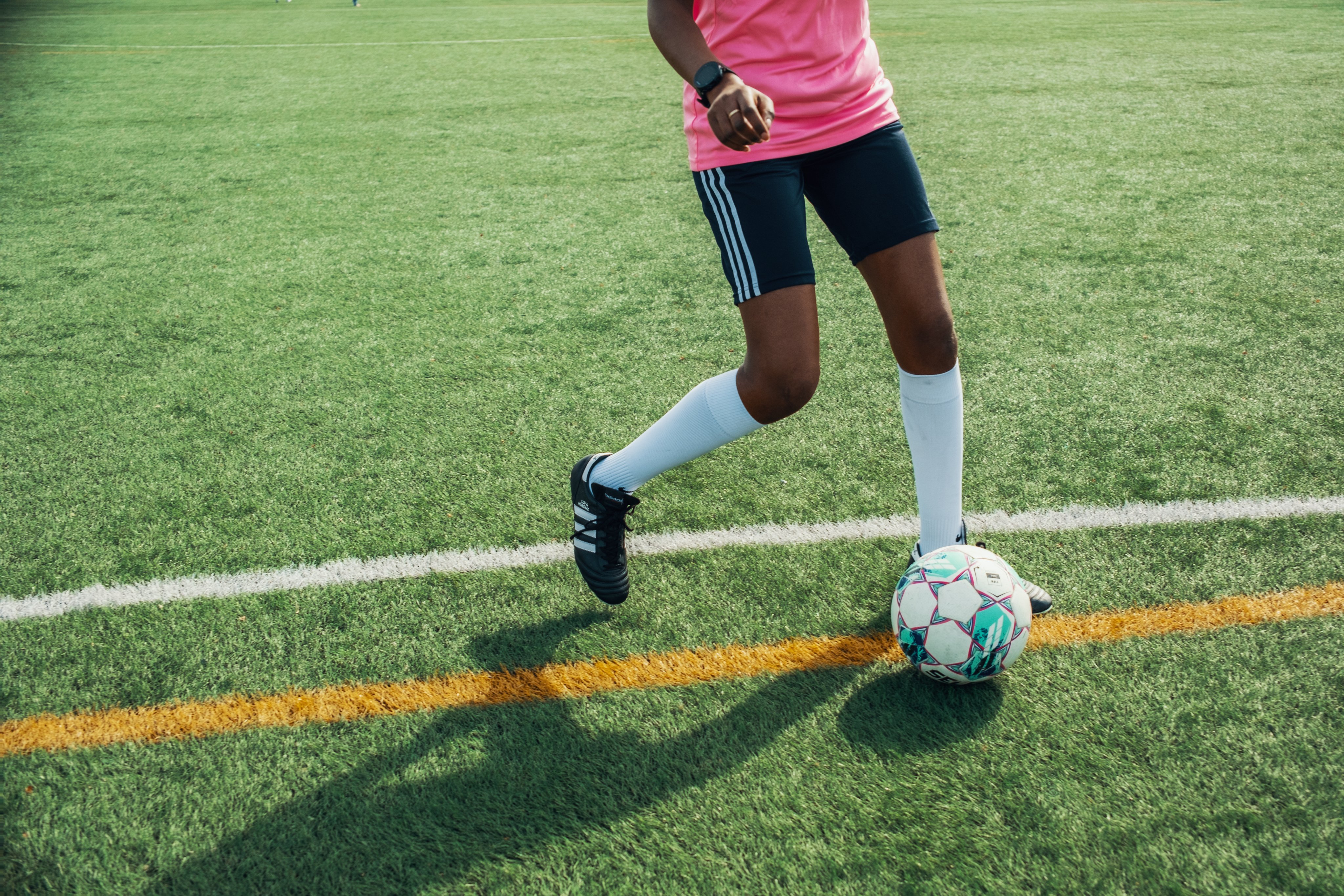 En person som sparker en fotball
