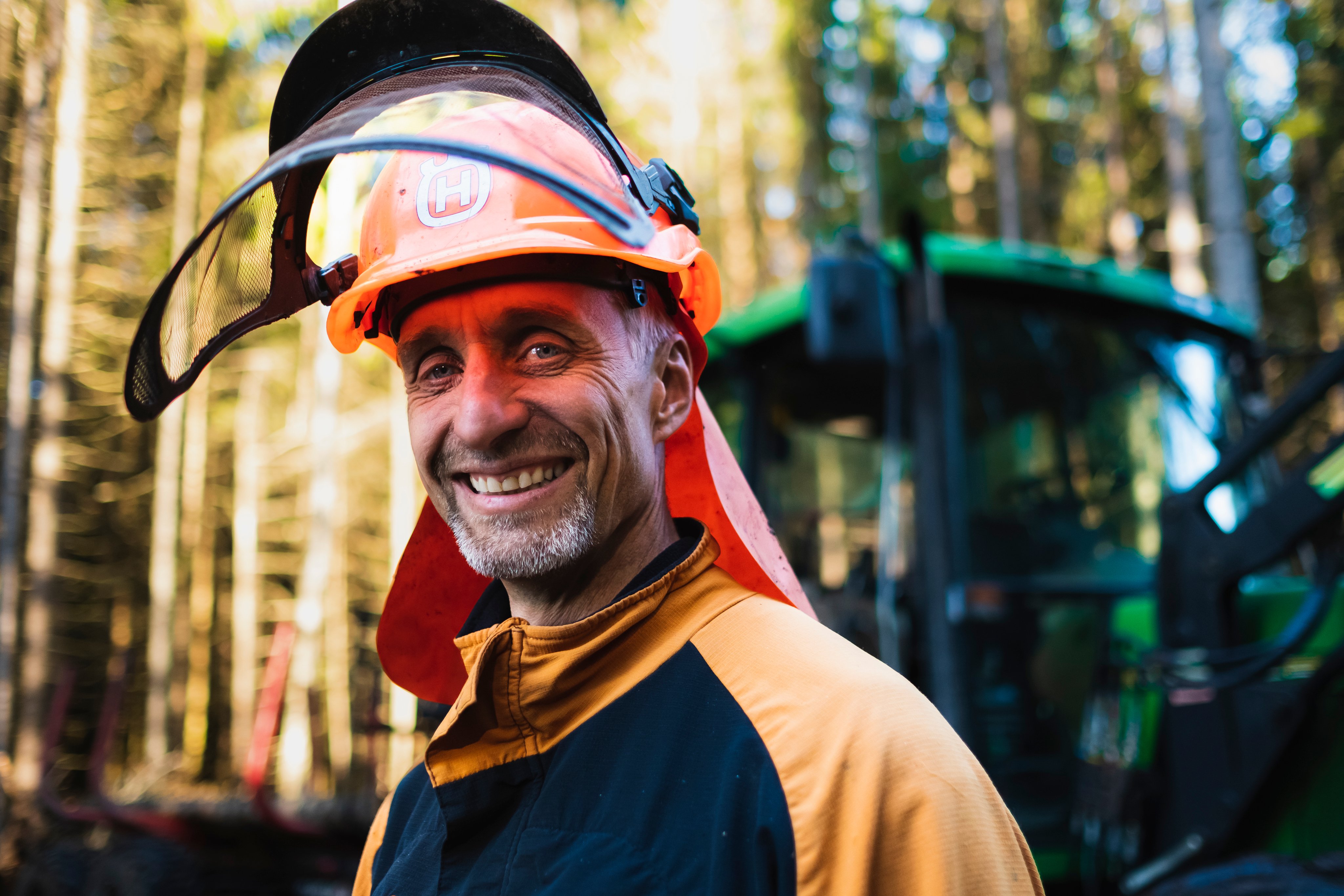 Bønder som jobber med høy på gården.