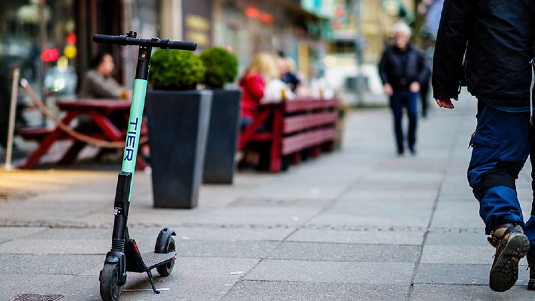 En elsparkesykkel står parkert i en gågate.