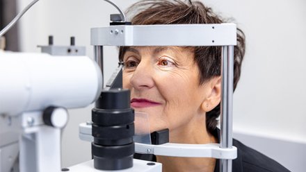 En eldre dame tar synstest.