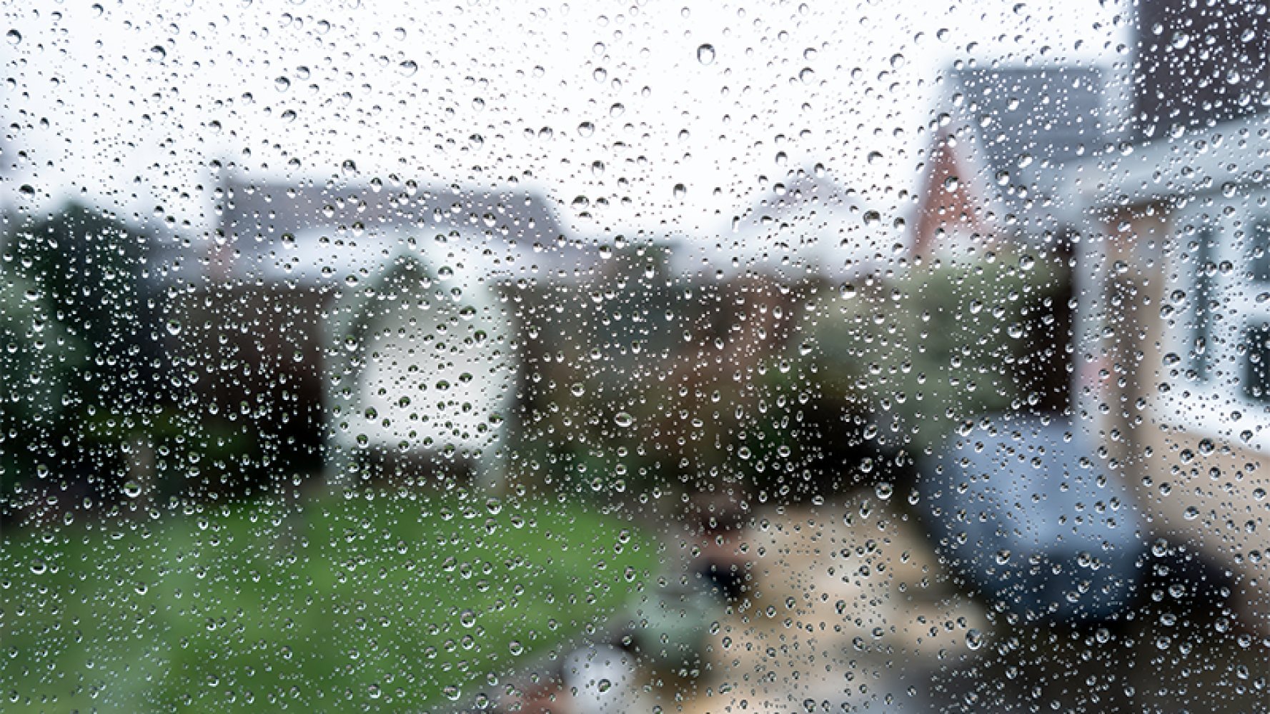 Utsikt fra et regnvått vindu.