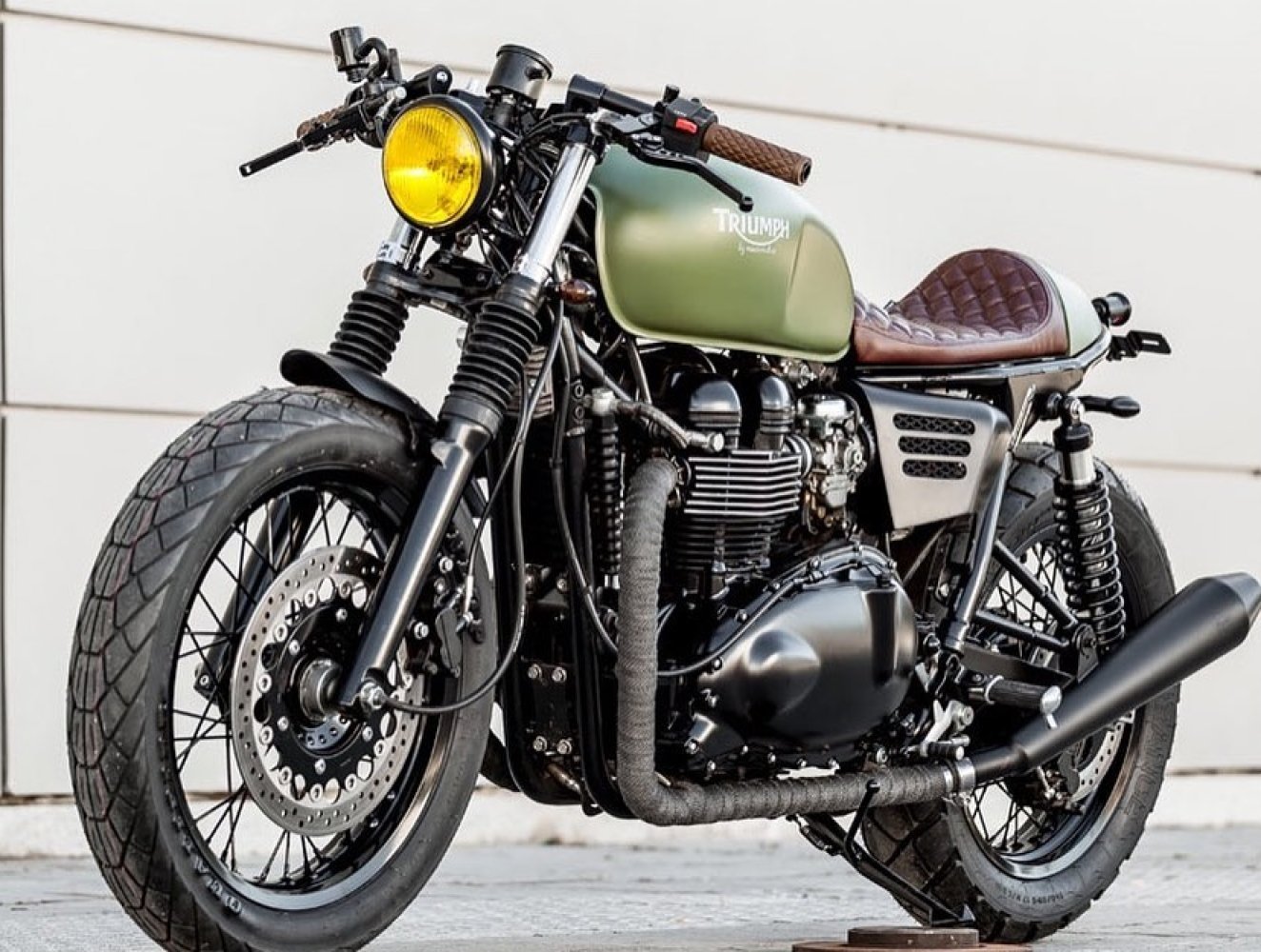 En grønn spesialbygget Triumph Thruxton