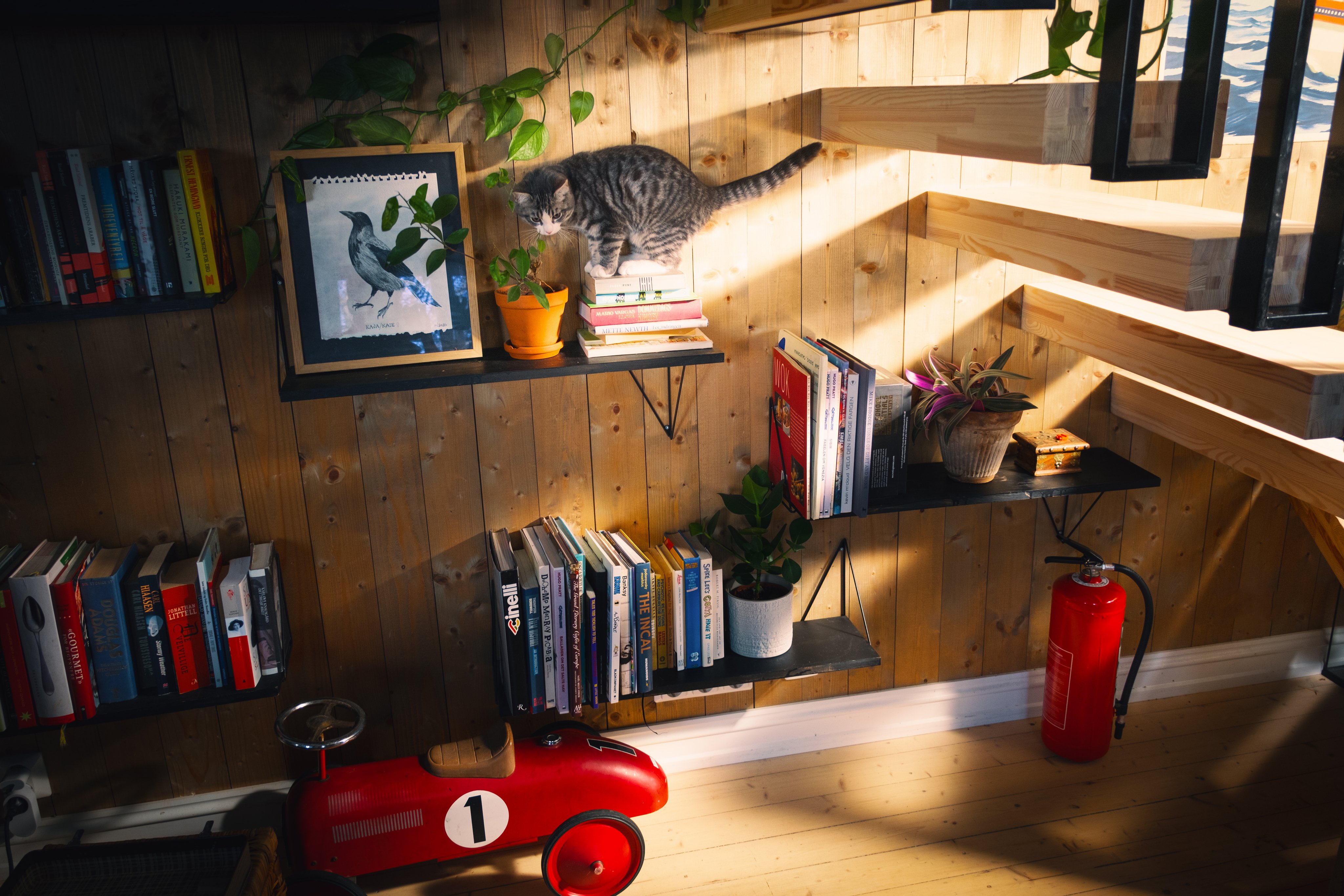 Et brannslokkingsapparat er plassert under en trapp.